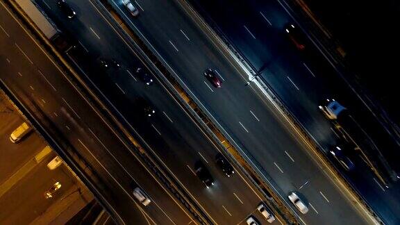 夜间高速公路上的交通从上面看十字路口