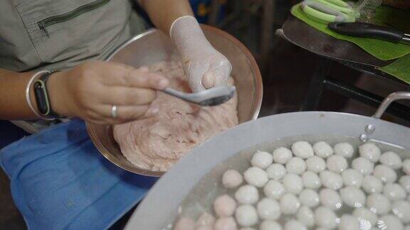 在一个巨大的平底锅里煮白色的肉丸