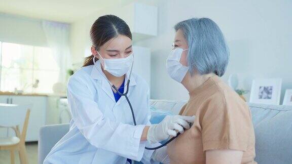 亚洲医生为老年妇女病人提供医疗检查