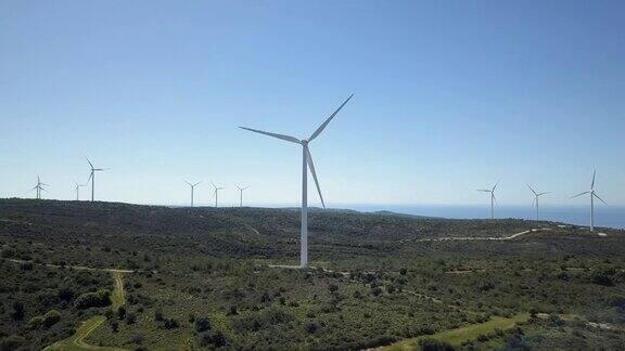 鸟瞰图的风力涡轮机美丽的风车涡轮机风能无人驾驶飞机UHD4k30fps