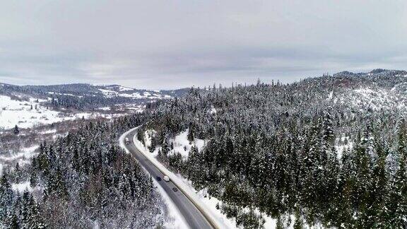 汽车在山路上鸟瞰图冬天