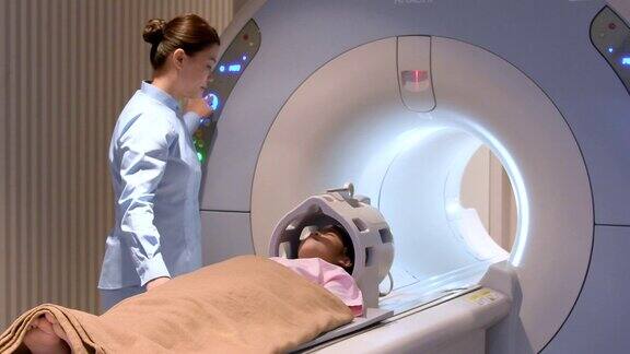 医务人员正在为年轻病人做核磁共振扫描