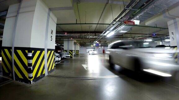 Pov开车穿过城市的地下停车场实时的汽车进入停车场地下停车场可以是在购物中心酒店住宅楼出租汽车或市政地下停车场