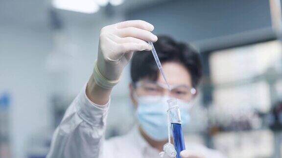 亚洲男性科学家在实验室工作