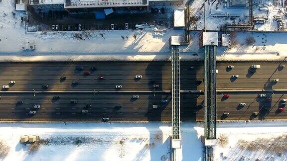 高速公路上的交通俯视图天线