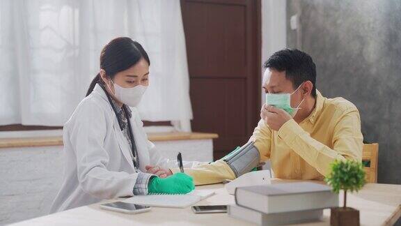 女护士在家检查病人的血压