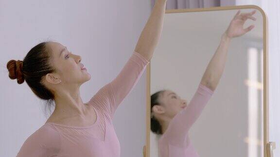一名韩国女子在镜子前跳芭蕾舞