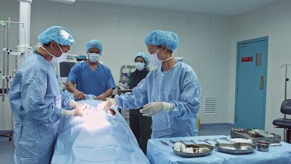 亚洲医疗团队与老年患者在医院外科手术的实时视频