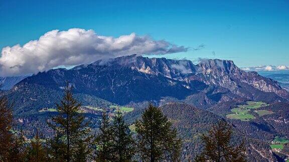 从巴伐利亚阿尔卑斯山的Kehlstein岩石上俯瞰群山
