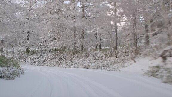 在日本长野的小原关口冬季雪地行驶