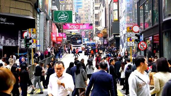 行人穿过香港市中心的街道