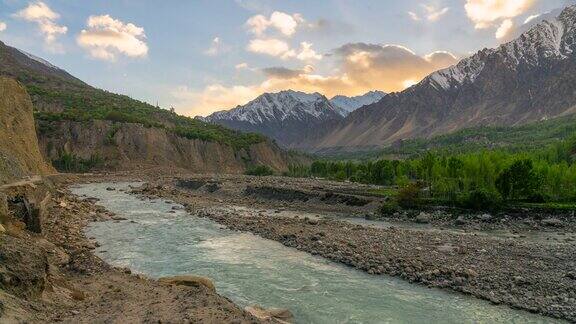 巴基斯坦北部喀喇昆仑山脉罕萨河和移动的云罕萨山谷的延时日落场景