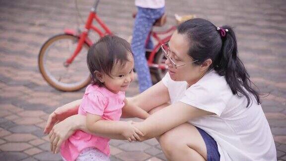 亚洲妈妈和小女孩在一起玩的时候很开心