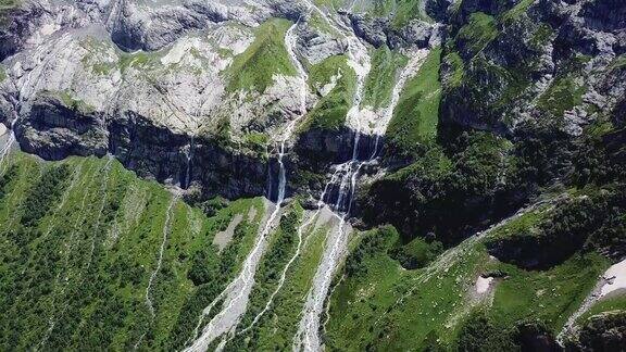 飞越阿尔泰山惊人的瀑布鸟瞰图瀑布流入河中