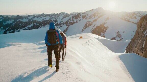 在雪山上徒步旅行