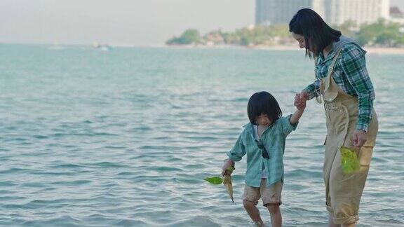 亚洲家庭在海滩共度时光