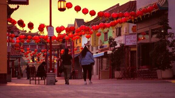 中国日落时游客们在红灯笼下行走