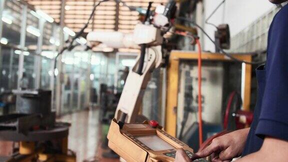 智能工业机器人手臂焊接试验运行程序为数字化工厂生产技术