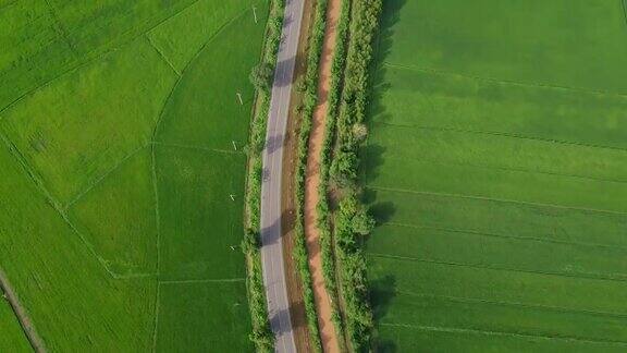 鸟瞰图的高速公路通过农村