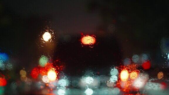 下雨时堵车