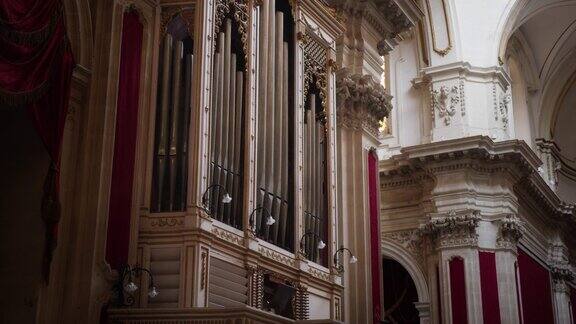 教堂里的古代管风琴