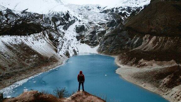 坐落在尼泊尔山脉雄伟的山峰之间有一个高山湖泊