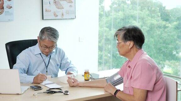 中国年长的妇女去医生那里检查血压