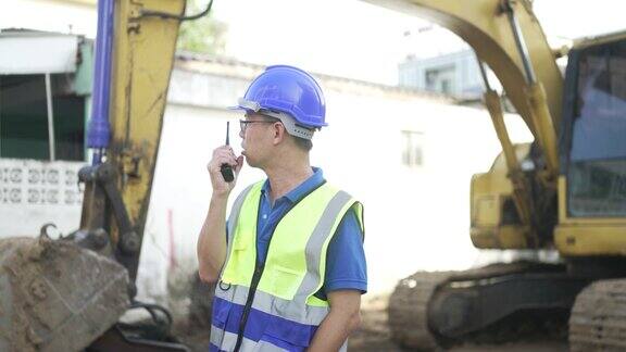 在建筑工地蓝领工人正在和推土机一起工作