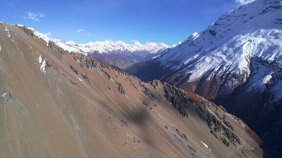 上升鸟瞰图喜马拉雅山脉与雪峰在阳光明媚的夏日雄伟壮丽的尼泊尔风景在路线上提利科大本营安纳普尔纳环行