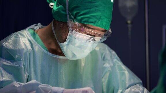 外科医生在医院的手术室