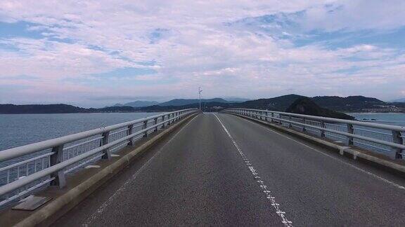 “Tsunoshima桥”上的空旷笔直道路