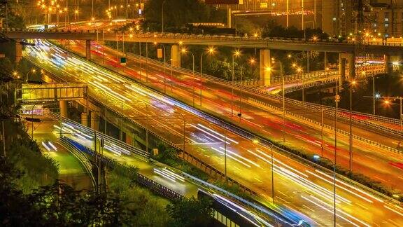 中国重庆夜间城市高架路交通繁忙