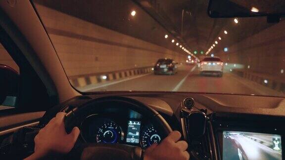 高速公路隧道中的汽车行驶
