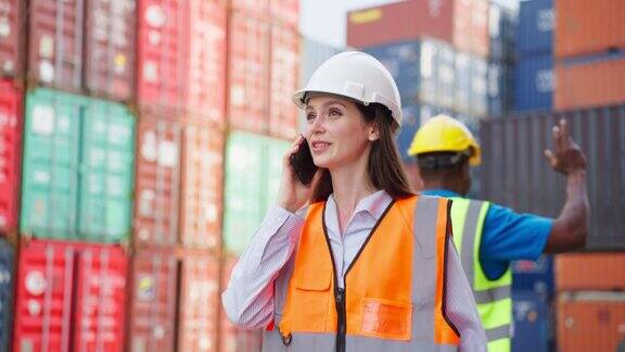 白人工程师女性工人在集装箱码头工作有魅力的工程师在进出口货轮的仓库物流中处理订单和使用蓝图规划