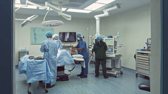 在医院手术室给病人动手术的医疗队
