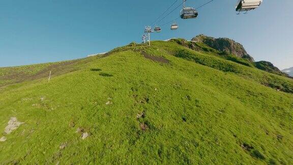 夏季FPV运动无人机在高加索山脉的索道滑雪胜地上空飞行