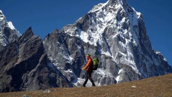 一个背着背包的男人在喜马拉雅山