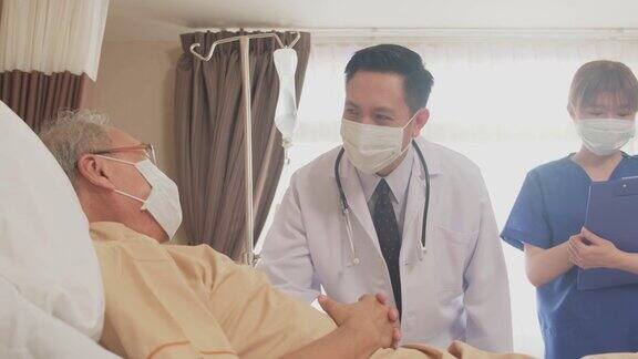 亚洲医生在康复室的病床上用听诊器测量老人的心率