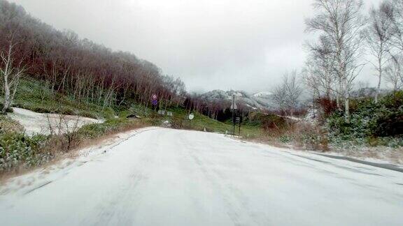 视频驾驶冬天的雪路横田山附近志贺高原292号公路