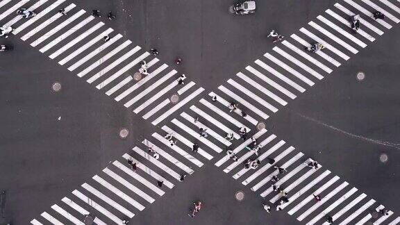 无人机视角的城市街道十字路口