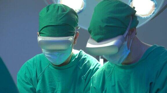 在一家高科技医院的手术室里一群穿着全套手术服、戴着增强现实耳机的医生正在为病人做手术医疗技术