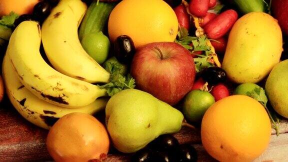 水果底色搭配木质底色飞行水果和浆果收藏新鲜健康的异国美食