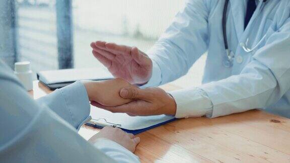 医生与病人会诊和诊断检查坐谈在医院靠窗的桌子上摆放着医学概念