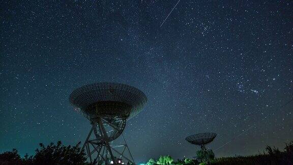 延时-卫星碟形天线在夜晚到达星空(WSLA放大)