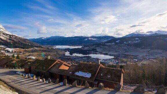 传统的挪威房屋可以看到湖泊和山脉