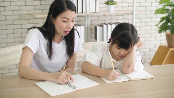 母亲向她的孩子解释家庭作业在家学习
