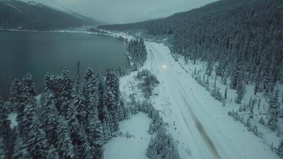 沿着雪地行驶的公路