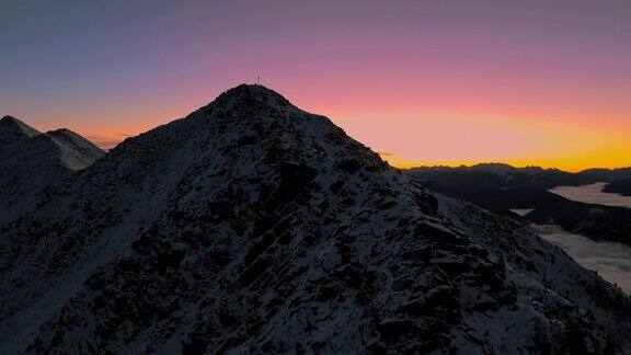 无人机拍摄的黎明前意大利白雪皑皑的山峰