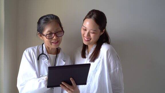 女医生在检查后向病人解释健康状况和医疗报告