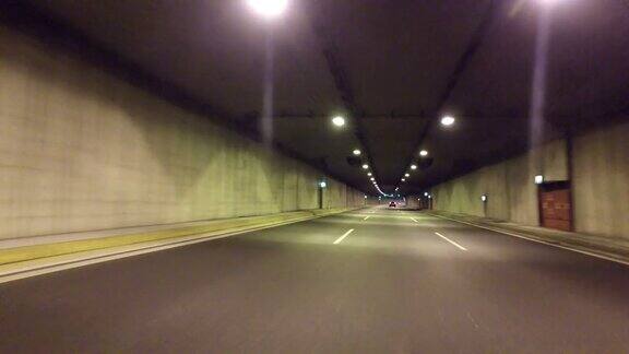 汽车穿过一条隧道然后离开